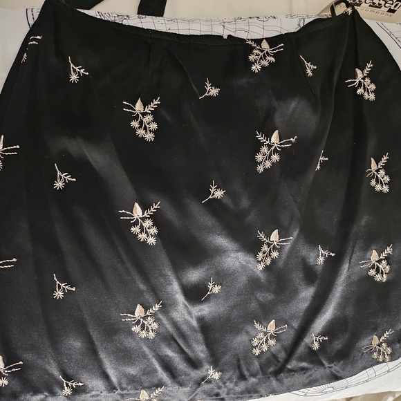 Black silky embroidered mini skirt - Picture 5 of 6
